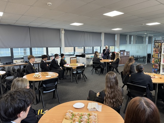 
Sir Andrew talks to students in the revamped Fairfax Academy library.